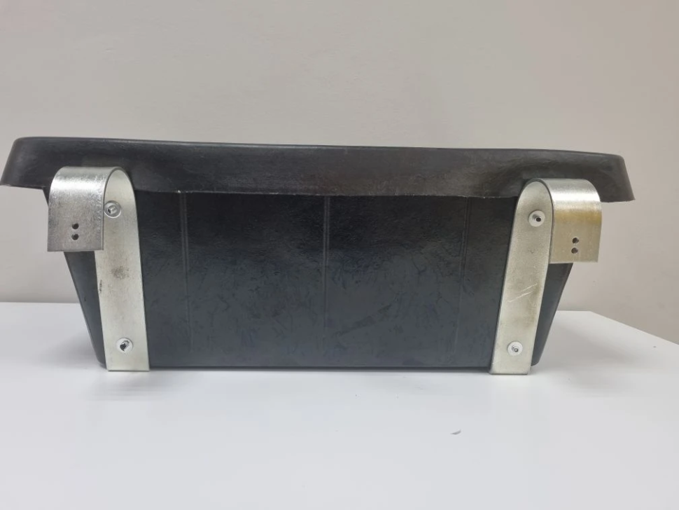 Кормушка / поилка резина подвесная усиленная с металлическим креплением, каучук 7 мм, 30 л., 45.5 см х 26.3 см, h 21.5 см, Китай