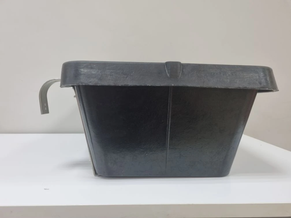 Кормушка / поилка резина подвесная усиленная с металлическим креплением, каучук 7 мм, 30 л., 45.5 см х 26.3 см, h 21.5 см, Китай