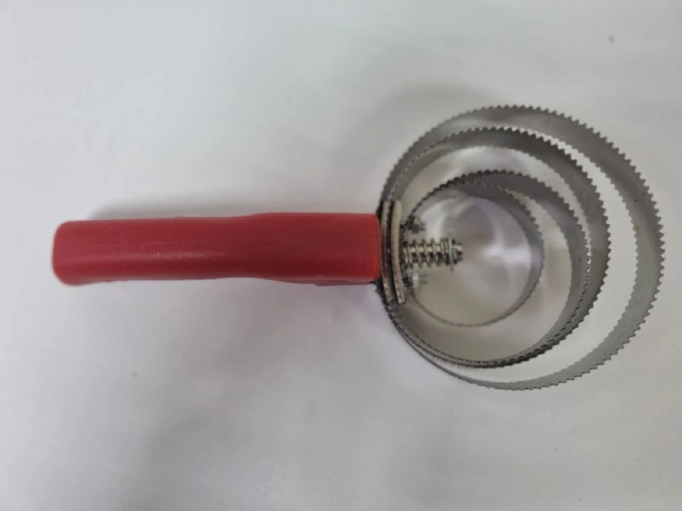 Скребница спиральная для лошади, коровы, овцы, козы, а также крупных собак, металл, пластиковая ручка, 23*10,5,*6 см, Китай 