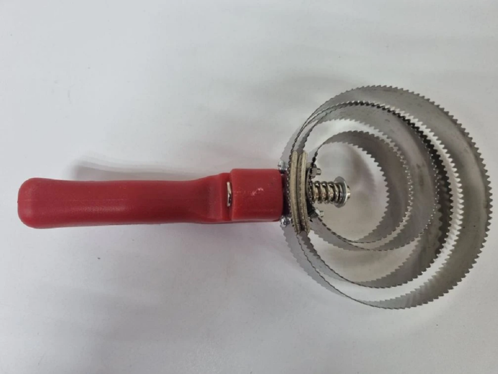 Скребница спиральная для лошади, коровы, овцы, козы, а также крупных собак, металл, пластиковая ручка, 23*10,5,*6 см, Китай 