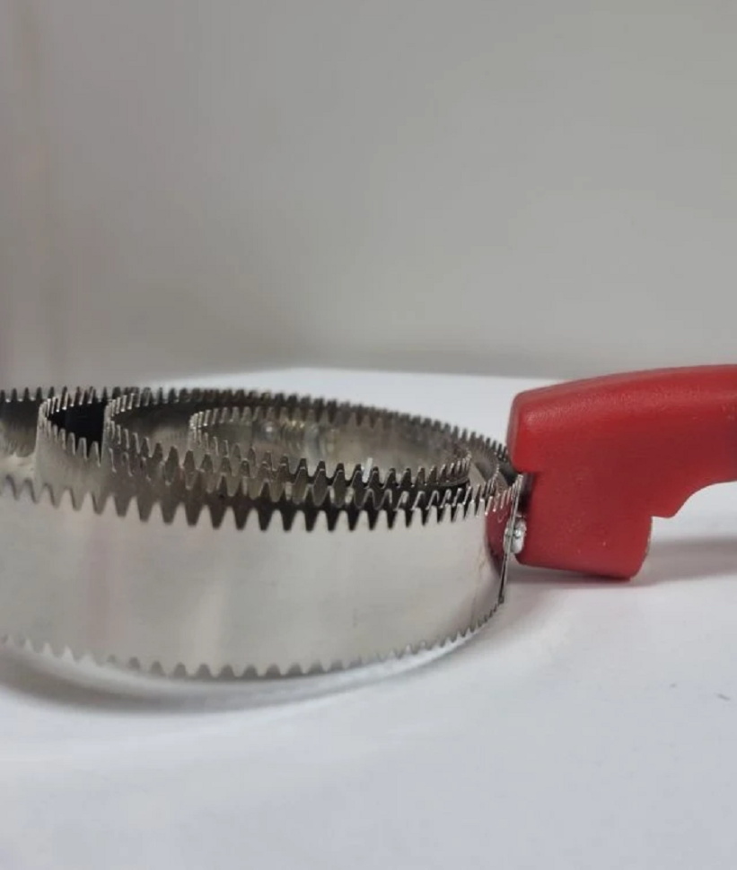 Скребница спиральная для лошади, коровы, овцы, козы, а также крупных собак, металл, пластиковая ручка, 23*10,5,*6 см, Китай 