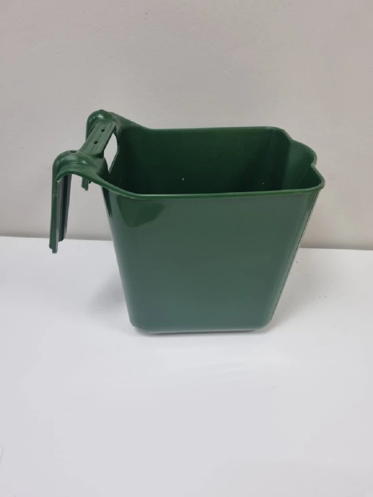 Кормушка / поилка пластик подвесная с ручкой, усиленная 14 л., D дня 20-22 см, D верха 27-28 см, h 27 см, толщина пластика 5 мм, Китай