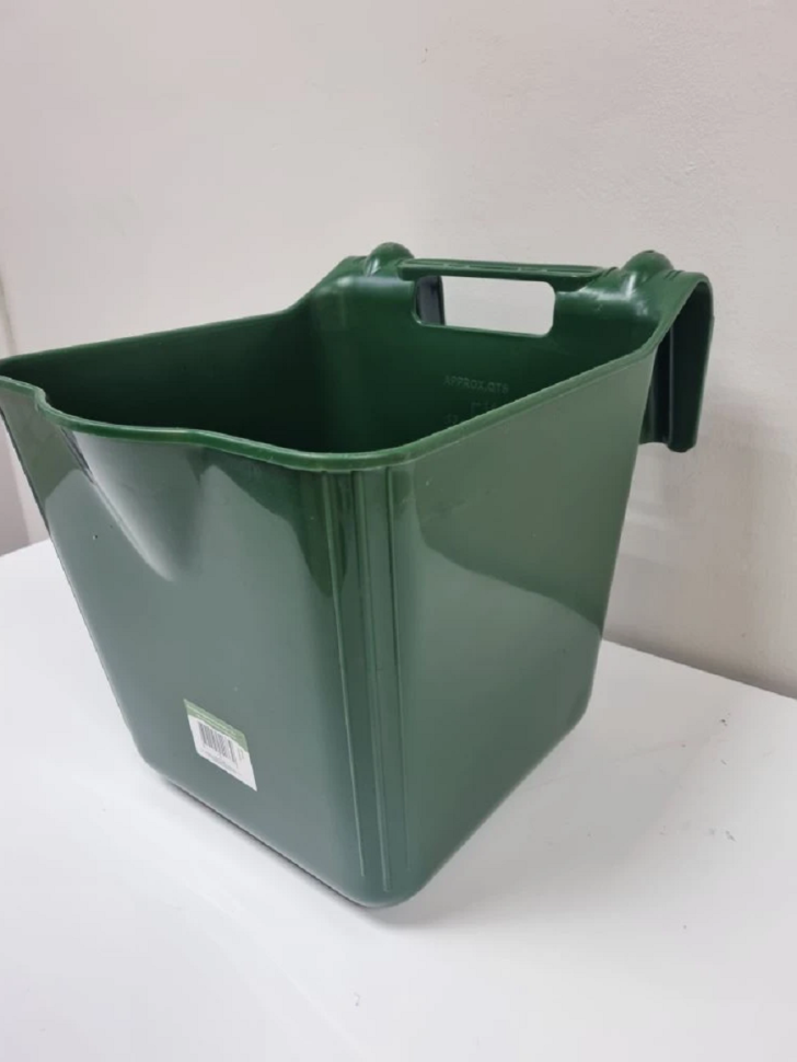 Кормушка / поилка пластик подвесная с ручкой, усиленная 14 л., D дня 20-22 см, D верха 27-28 см, h 27 см, толщина пластика 5 мм, Китай