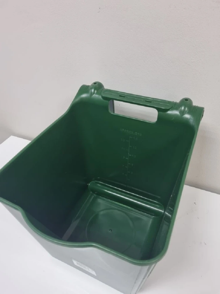 Кормушка / поилка пластик подвесная с ручкой, усиленная 14 л., D дня 20-22 см, D верха 27-28 см, h 27 см, толщина пластика 5 мм, Китай