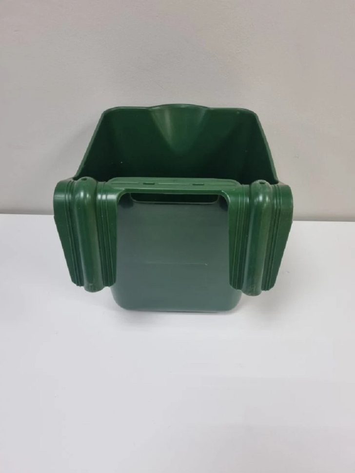 Кормушка / поилка пластик подвесная с ручкой, усиленная 14 л., D дня 20-22 см, D верха 27-28 см, h 27 см, толщина пластика 5 мм, Китай