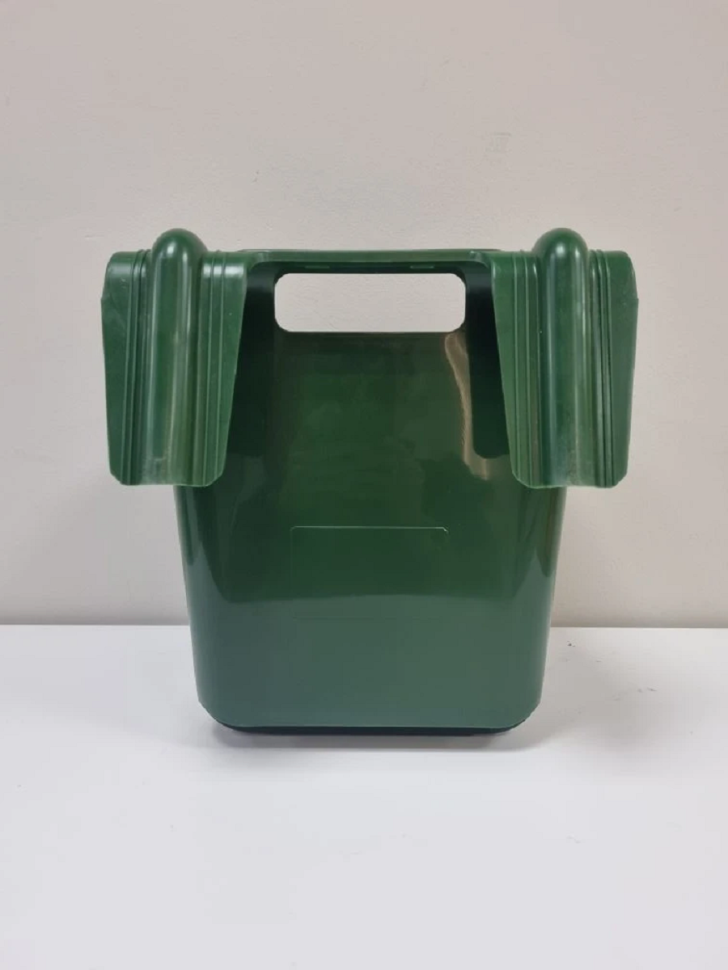 Кормушка / поилка пластик подвесная с ручкой, усиленная 14 л., D дня 20-22 см, D верха 27-28 см, h 27 см, толщина пластика 5 мм, Китай