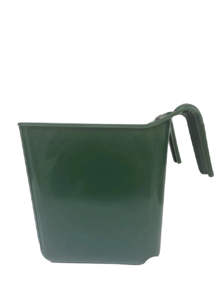 Кормушка / поилка пластик подвесная с ручкой, усиленная 14 л., D дня 20-22 см, D верха 27-28 см, h 27 см, толщина пластика 5 мм, Китай