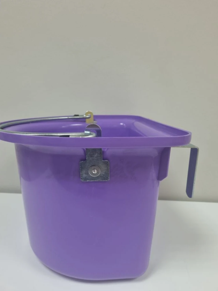 Kerbl: Кормушка поилка подвесная для лошадей, с креплением и ручкой, пластик,  15-16 л, h=19 см, 33*25 см, арт. 329581