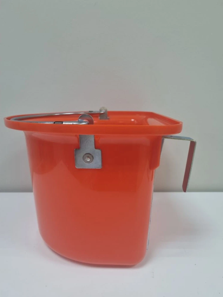 Kerbl: Кормушка поилка подвесная для лошадей, с креплением и ручкой, пластик,  15-16 л, h=19 см, 33*25 см, арт. 329581