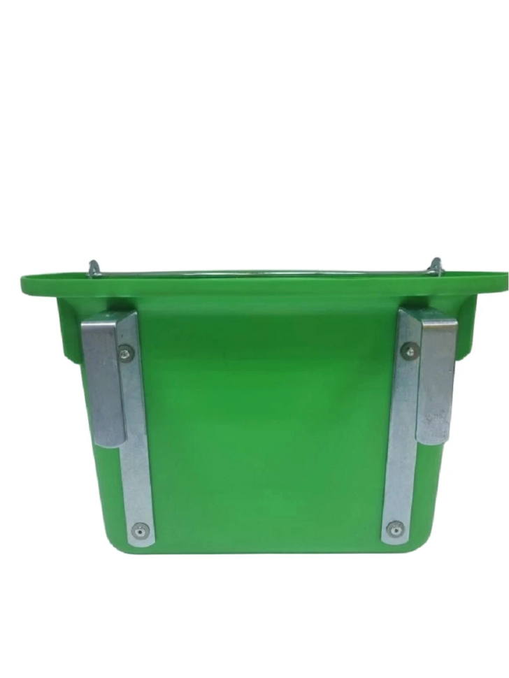 Kerbl: Кормушка поилка подвесная для лошадей, с креплением и ручкой, пластик,  15-16 л, h=19 см, 33*25 см, арт. 329581