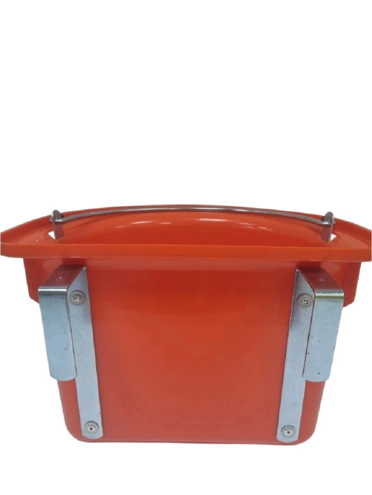 Kerbl: Кормушка поилка подвесная для лошадей, с креплением и ручкой, пластик,  15-16 л, h=19 см, 33*25 см, арт. 329581