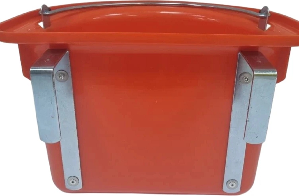 Kerbl: Кормушка поилка подвесная для лошадей, с креплением и ручкой, пластик,  15-16 л, h=19 см, 33*25 см, арт. 329581