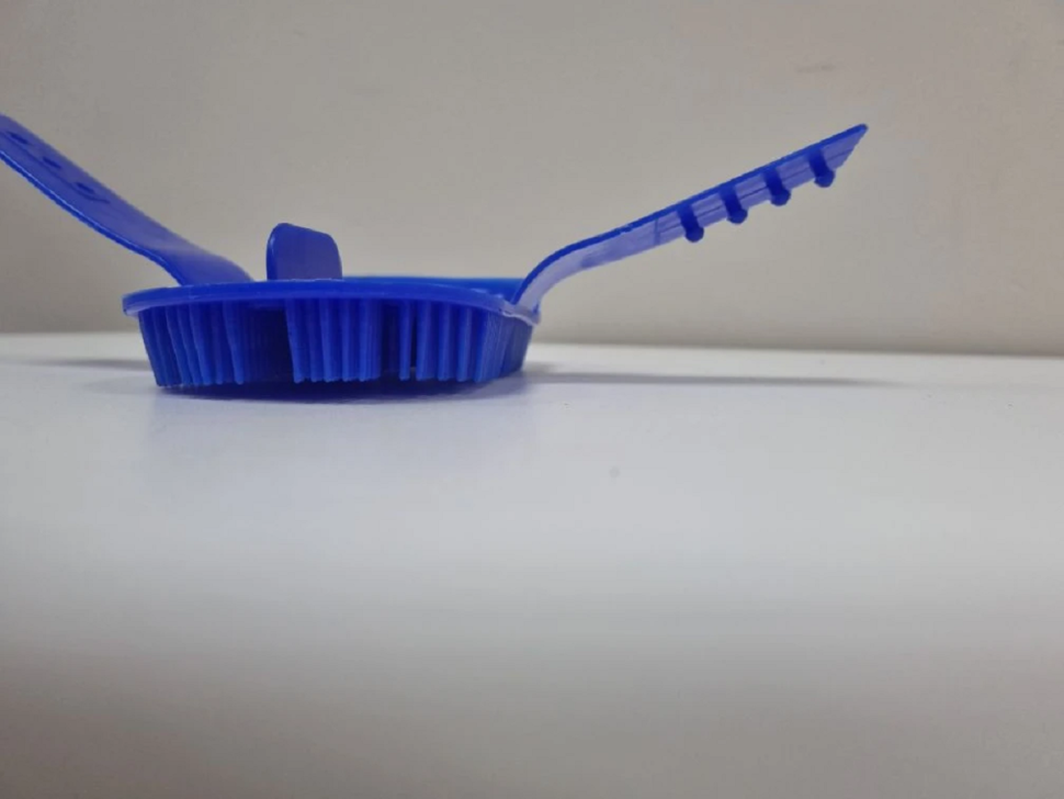 Скребница пластиковая для лошадей и коров, пластик, 18*9*7см, Китай