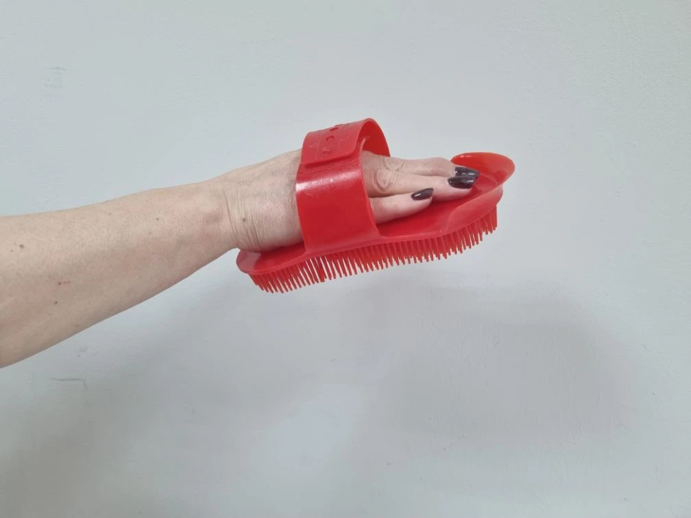 Скребница пластиковая для лошадей и коров, пластик, 18*9*7см, Китай